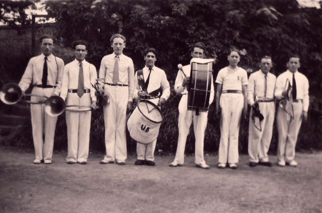 Gerry had een pleister op zijn kin wegens, nu ja doet er niet toe. Mooie foto van de groep overigens.